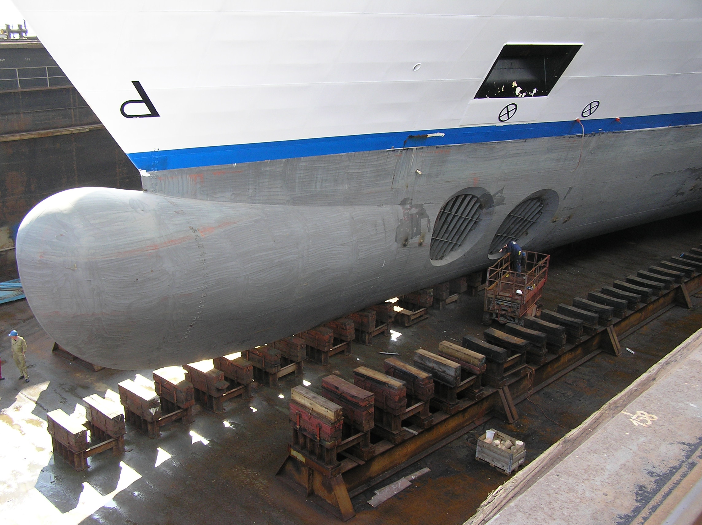 bow-thruster-marine-cue-close-up-engineering