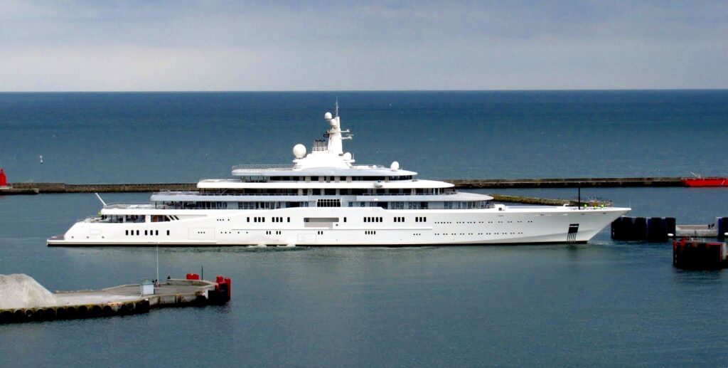 Tra i miliardari riuniti a Saint-Barthélemy c’è anche Roman Abramovich. È arrivato a bordo del suo superyacht da 700 milioni di dollari. Con 9 ponti e 18 cabine per gli ospiti; M/Y Eclipse possiede anche un eliporto e spazio per 100 membri dell’equipaggio.