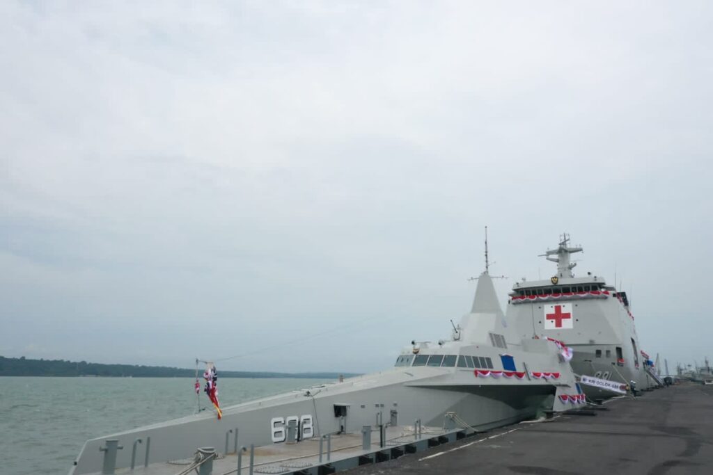 Le nuove navi indonesiane.
Il Trimarano FAC e la nave ospedale saranno due nuovi assi nella manica della marina militare indonesiana. Lo stato del sud-est asiatico ha commissionato in questi giorni il trimarano KRI Golok (688), del tipo Fast Attack Craft (FAC) classe Klewang e la nave ospedale Dr.Wahidin Sudirohusodo (991).