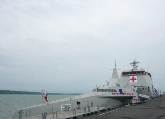 Il trimarano FAC e la nave ospedale: nuove unità per la TNI AL