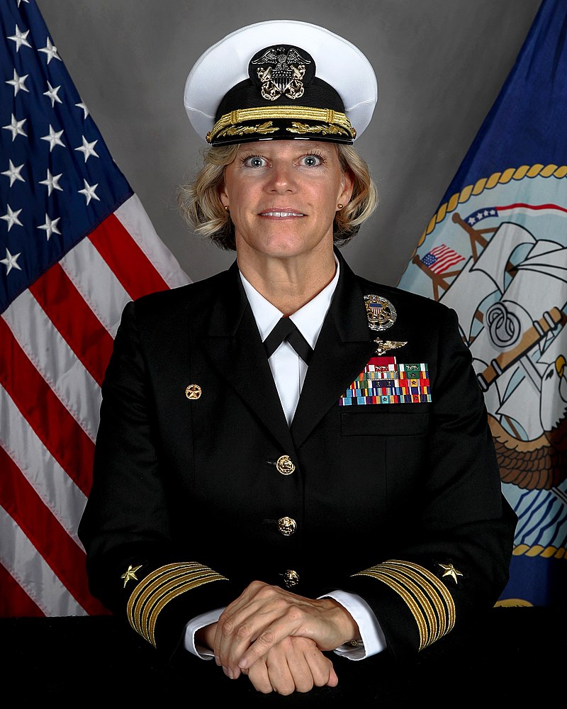 Amy Bauernschmidt sarà la prima donna al comando di una portaerei nucleare americana. È difatti la prima volta nella storia della US Navy che una donna assuma tale incarico.