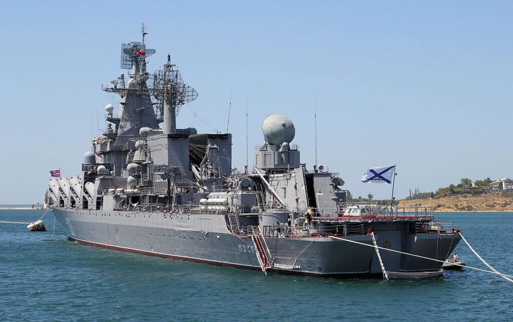 L’ammiraglia russa Moskva lascia il campo di battaglia inghiottita dalle acque. L’incrociatore risale ai tempi dell’Unione Sovietica e difatti sotto l’URSS venne costruita.