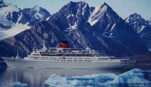 nave da crociera contro iceberg