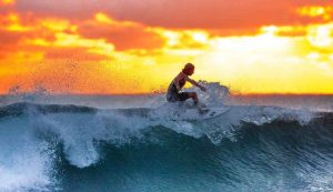 Un surfista al tramonto (Pixxabay)