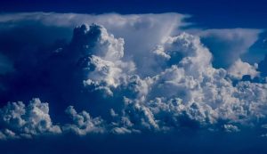 Una nube carica di pioggia (Pixabay)