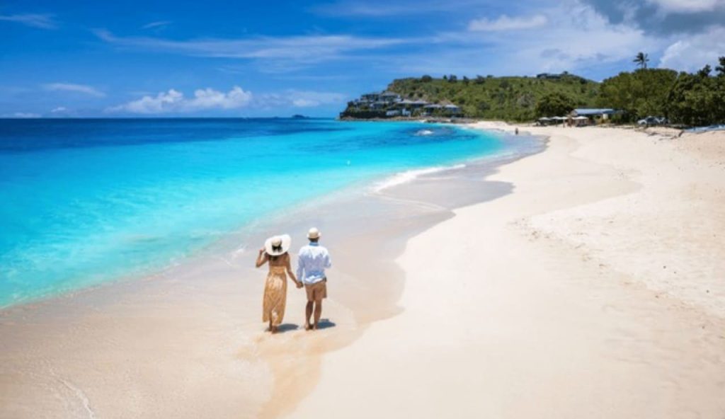 Coppia cammina sulla spiaggia tropicale