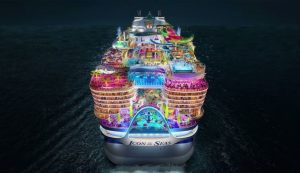 La Icona of the Seas naviga in mare di notte