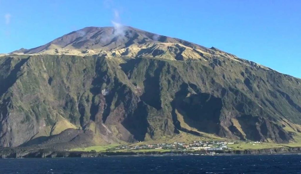 Isola remota in mezzo al mare