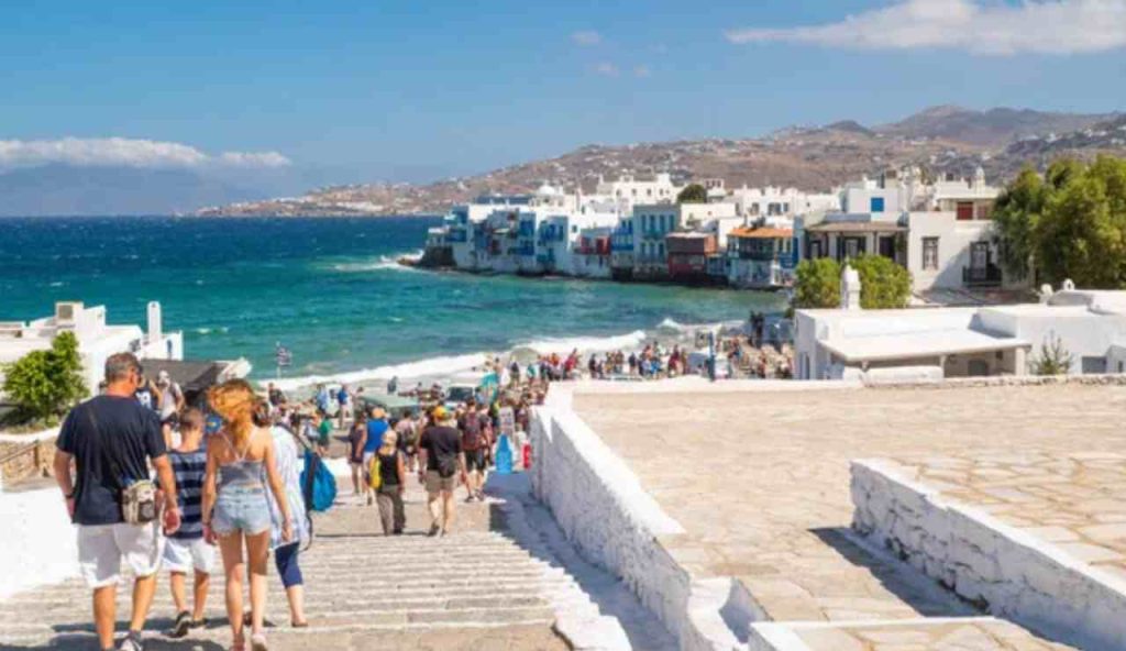 Mykonos e i tanti turisti (Depositphotos foto)