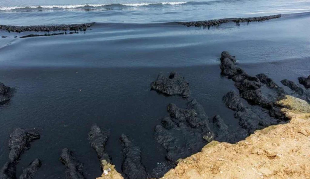 Una spiaggia invasa dal petrolio (Depositphotos)