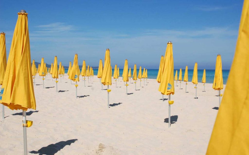 spiaggia ombrelloni gialli