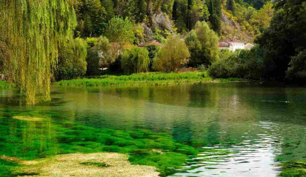 Lago di Fibreno immerso nel verde