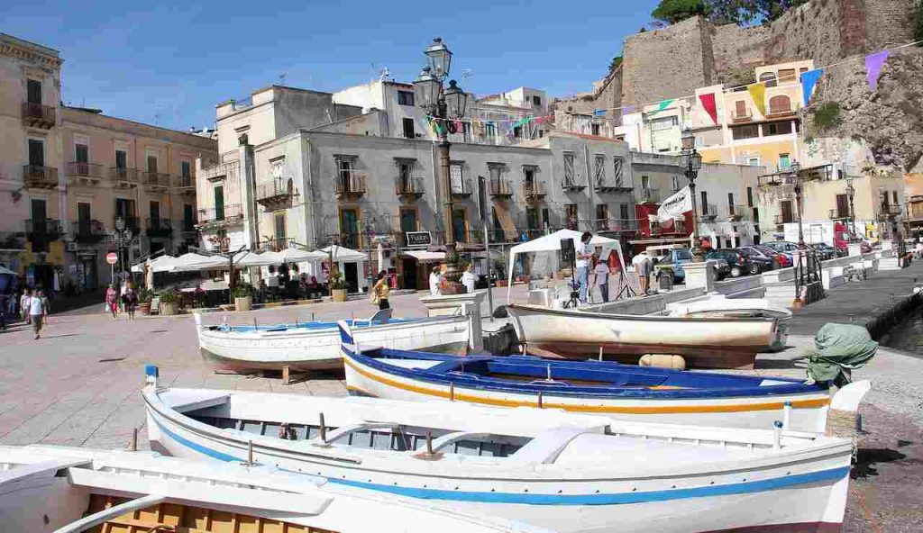 Illustrazione dell'isola di Lipari (Pixabay FOTO) - www.marinecue.it