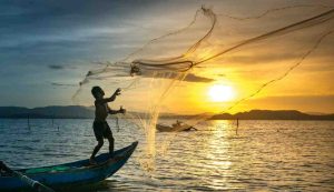 Illustrazione di un pescatore all'alba (Pexels FOTO) - www.marinecue.it